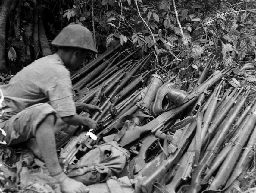 Trong Chiến dịch biên giới, ta đã loại khỏi vòng chiến đấu gần 10 tiểu đoàn địch (có 8 tiểu đoàn Âu-Phi, chiếm 41% lực lượng cơ động chiến lược của Pháp ở Đông Dương), diệt và bắt 8.296 tên, thu hơn 3.000 tấn vũ khí và đồ dùng quân sự, xóa sổ Liên khu biên giới Đông Bắc của địch. Trong ảnh: Quân địch ở Thất Khê ra hàng bộ đội ta trong Chiến dịch biên giới 1950. (Nguồn: TTXVN)