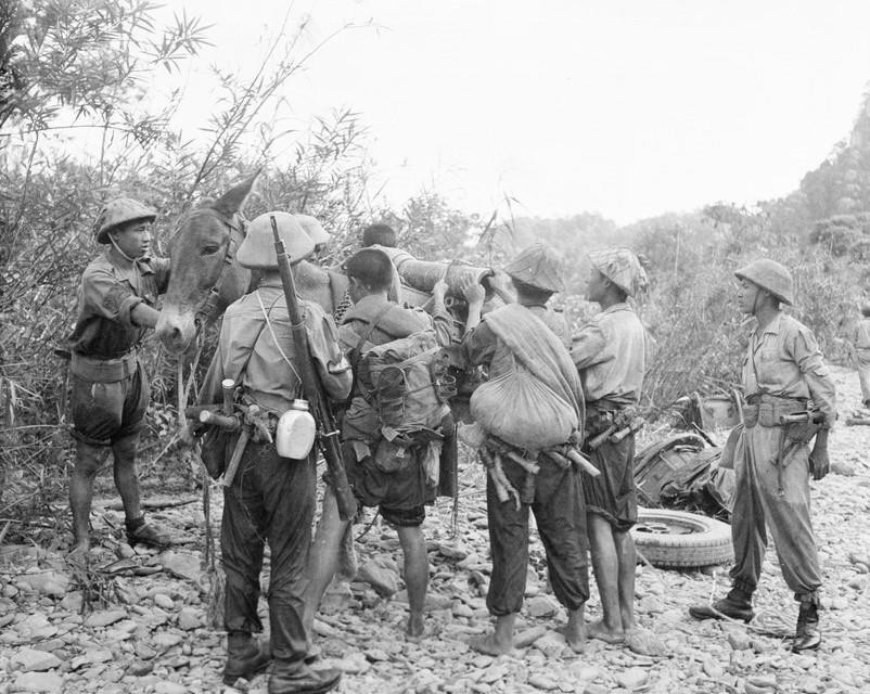 Với tổng số lực lượng tương đương hai đại đoàn, Chiến dịch biên giới đã vượt tất cả các chiến dịch trước đây về quy mô sử dụng lực lượng. Trong ảnh: Các đơn vị bộ đội tham gia Chiến dịch biên giới 1950 khẩn trương hành quân vào chiến dịch. (Nguồn: TTXVN)