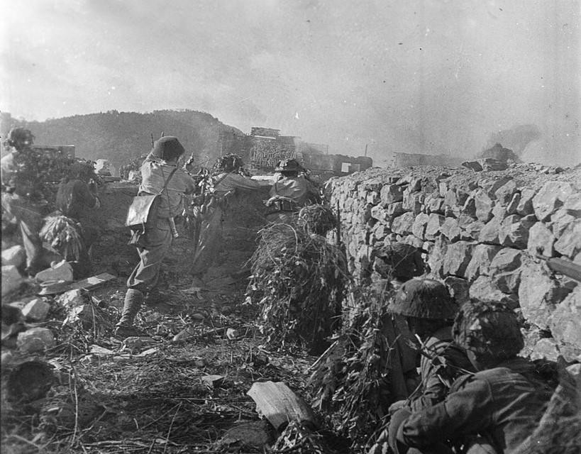 Sáng sớm ngày 16/9/1950, ta bắt đầu nổ súng đánh cụm cứ điểm Đông Khê, mở màn chiến dịch. Mặc dù địch chống cự hết sức quyết liệt và tình huống chiến đấu diễn ra rất gay go, phức tạp, song bộ đội ta vẫn dũng cảm chiến đấu, tổ chức nhiều đợt xung phong, kiên quyết hoàn thành nhiệm vụ. Sau 54 giờ chiến đấu, sáng ngày 18/9, bộ đội ta chiếm toàn bộ cụm cứ điểm Đông Khê. Trong ảnh: Bộ đội xung kích tấn công lô cốt địch tại mặt trận Đông Khê. (Nguồn: TTXVN)