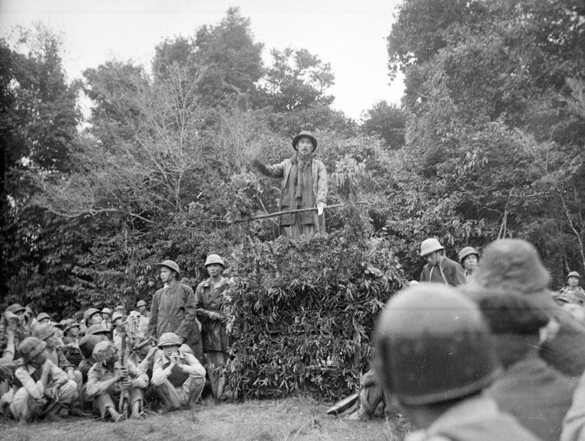 Hạ tuần tháng 8/1950, Chủ tịch Hồ Chí Minh đã lên đường ra mặt trận cùng Bộ Chỉ huy chiến dịch trực tiếp chỉ đạo chiến dịch. Trên đường ra mặt trận, Người ân cần thăm hỏi, nắm thêm tình hình, động viên bộ đội, dân công. Trong ảnh: Chủ tịch Hồ Chí Minh thăm và nói chuyện với cán bộ, chiến sỹ tham gia Chiến dịch biên giới 1950. (Nguồn: TTXVN)