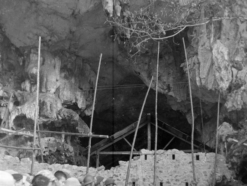 Hạ tuần tháng 8/1950, Chủ tịch Hồ Chí Minh đã lên đường ra mặt trận cùng Bộ Chỉ huy chiến dịch trực tiếp chỉ đạo chiến dịch. Trên đường ra mặt trận, Người ân cần thăm hỏi, nắm thêm tình hình, động viên bộ đội, dân công. Trong ảnh: Chủ tịch Hồ Chí Minh thăm và nói chuyện với cán bộ, chiến sỹ tham gia Chiến dịch biên giới 1950. (Nguồn: TTXVN)