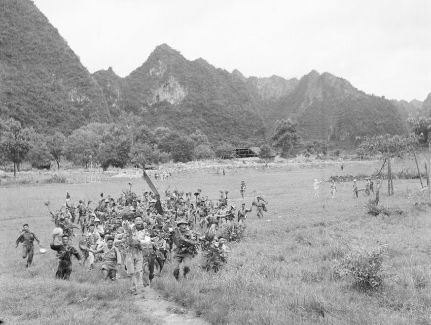 Ban chỉ huy của một đơn vị bộ đội đang nghiên cứu kế hoạch tác chiến trong Chiến dịch biên giới 1950. (Nguồn: TTXVN)