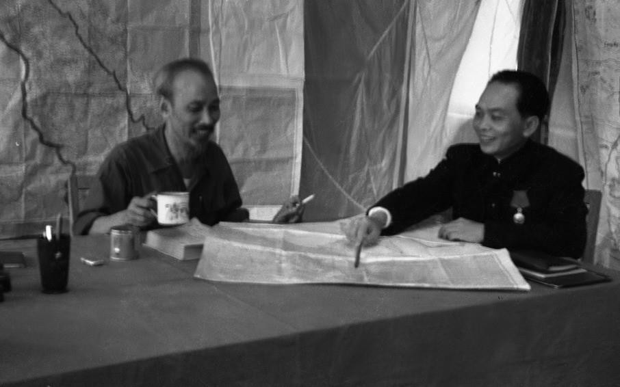 Bác Hồ và Đại tướng Võ Nguyên Giáp bàn kế hoạch quân sự cho Chiến dịch biên giới năm 1950. (Ảnh: Đinh Đăng Định/TTXVN)