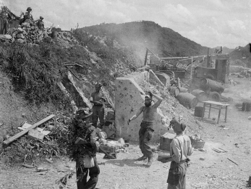 Sáng sớm ngày 16/9/1950, ta bắt đầu nổ súng đánh cụm cứ điểm Đông Khê, mở màn Chiến dịch biên giới. Trong ảnh: Các vị trí của Pháp tại Đông Khê bị trúng pháo của bộ đội ta trong Chiến dịch biên giới 1950. (Nguồn: TTXVN)