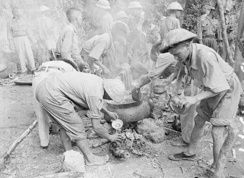 Trải qua 29 ngày chiến đấu quyết liệt, mưu trí, dũng cảm, quân và dân ta đã giành được thắng lợi rất to lớn trong Chiến dịch biên giới. Trong ảnh: Bộ đội ta tiến vào giải phóng thị trấn Đông Khê. (Nguồn: TTXVN)