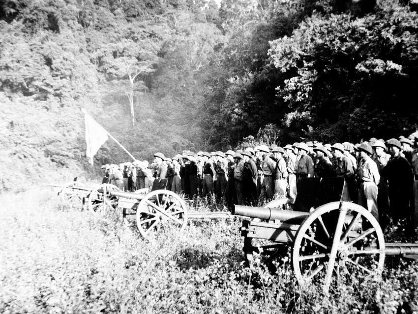 Để bảo đảm chắc thắng, Bộ Tổng Tư lệnh quyết định sử dụng nhiều đơn vị mạnh tham gia chiến dịch. Với tổng số lực lượng tương đương hai đại đoàn, Chiến dịch biên giới đã vượt tất cả các chiến dịch trước đây về quy mô sử dụng lực lượng. Trong ảnh: Các đơn vị tham gia Chiến dịch biên giới 1950 làm lễ xuất phát, lên đường ra mặt trận. (Nguồn: TTXVN)