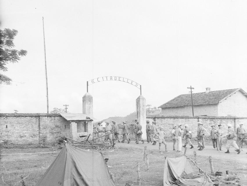 Trải qua 29 ngày chiến đấu quyết liệt, mưu trí, dũng cảm, quân và dân ta đã giành được thắng lợi rất to lớn trong Chiến dịch biên giới. Trong ảnh: Bộ đội ta tiến vào giải phóng Thất Khê trong Chiến dịch biên giới 1950. (Nguồn: TTXVN)