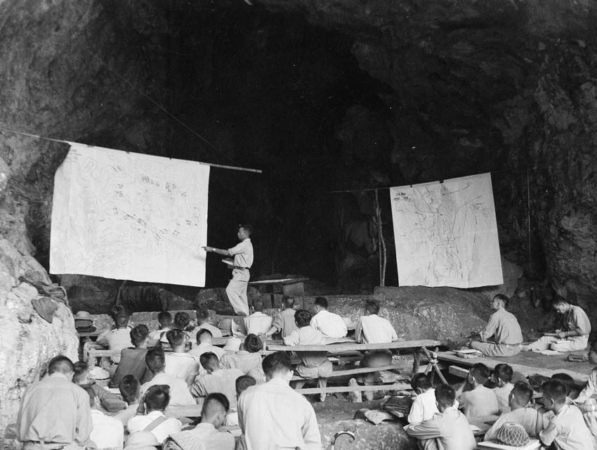 Các đơn vị tham gia Chiến dịch biên giới tổ chức sinh hoạt chính trị, luyện tập quân sự và tích cực chuẩn bị cho chiến dịch, nêu cao quyết tâm tiêu diệt địch. (Nguồn: TTXVN)