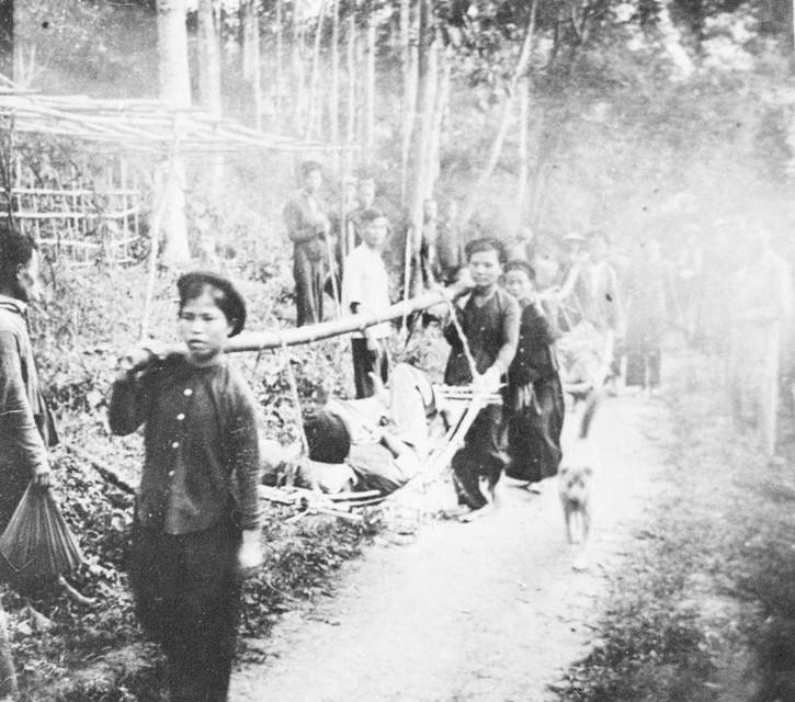 Liên khu Việt Bắc là địa phương chính động viên sức người, sức của phục vụ chiến dịch. Với khẩu hiệu 'Tất cả cho chiến dịch toàn thắng, Đảng bộ, chính quyền Liên khu đã huy động hơn 120 nghìn dân công thuộc các dân tộc ở Việt Bắc tham gia phục vụ tiền tuyến. Trong ảnh: Lực lượng dân quân phục vụ trong Chiến dịch biên giới 1950. (Nguồn: TTXVN)