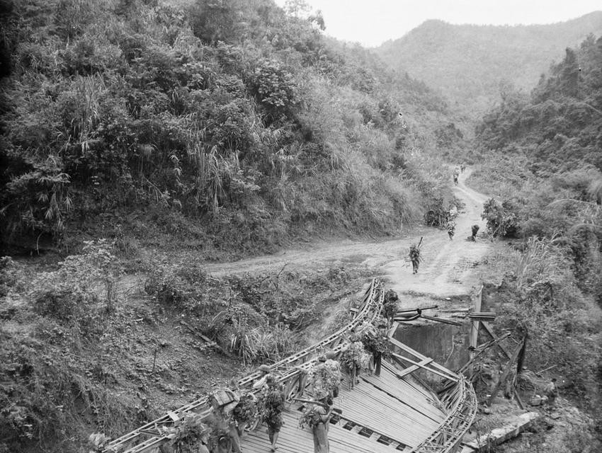 Trong Chiến dịch biên giới, ta đã loại khỏi vòng chiến đấu gần 10 tiểu đoàn địch (có 8 tiểu đoàn Âu-Phi, chiếm 41% lực lượng cơ động chiến lược của Pháp ở Đông Dương), diệt và bắt 8.296 tên, thu hơn 3.000 tấn vũ khí và đồ dùng quân sự, xóa sổ Liên khu biên giới Đông Bắc của địch. Trong ảnh: Vũ khí, khí tài của địch bị bộ đội ta thu được tại mặt trận Đông Khê trong Chiến dịch biên giới 1950. (Nguồn: TTXVN)