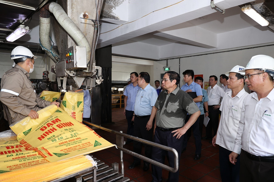 Thủ tướng Phạm Minh Chính thăm dây chuyền đóng bao phân bón Ure của Nhà máy Đạm Ninh Bình. (Ảnh: Dương Giang/TTXVN)