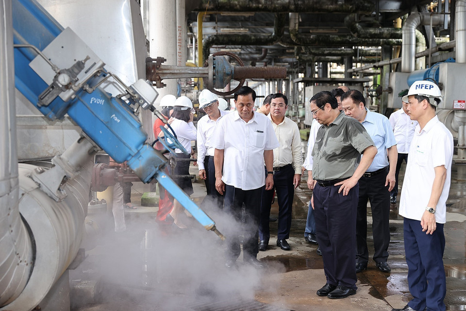 Thủ tướng Phạm Minh Chính kiểm tra hoạt động của Nhà máy Đạm Ninh Bình. (Ảnh: Dương Giang/TTXVN)