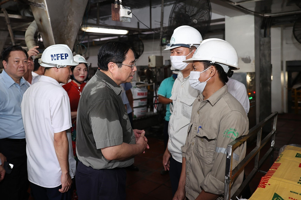 Thủ tướng Phạm Minh Chính thăm hỏi công nhân, người lao động của Nhà máy Đạm Ninh Bình. (Ảnh: Dương Giang/TTXVN)