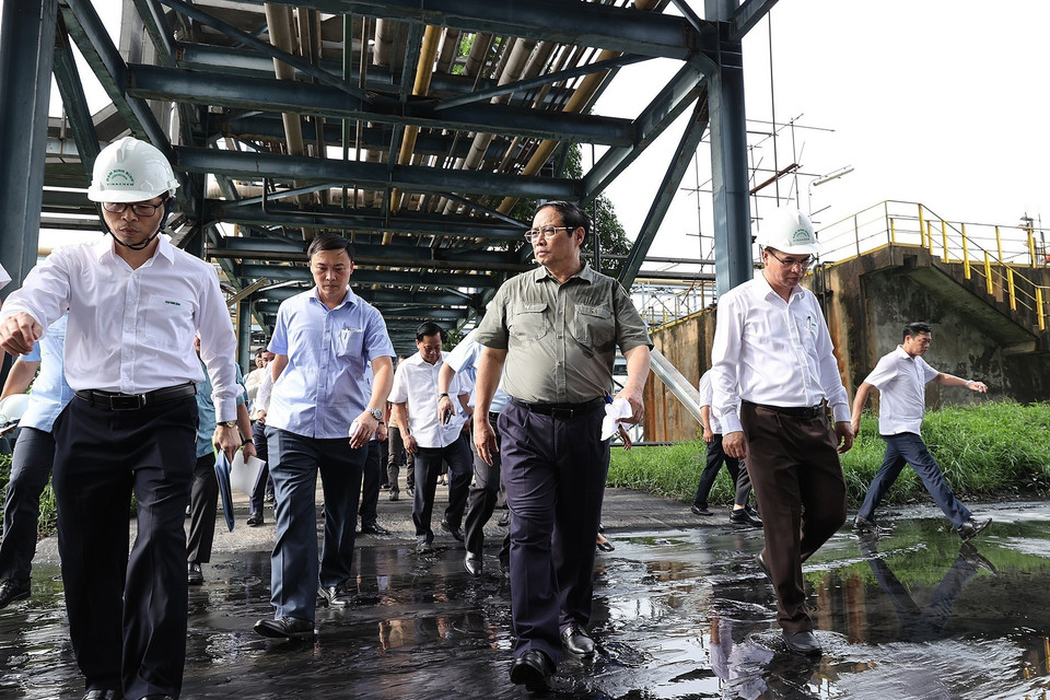 Thủ tướng Phạm Minh Chính kiểm tra hoạt động của Nhà máy Đạm Ninh Bình. (Ảnh: Dương Giang/TTXVN)