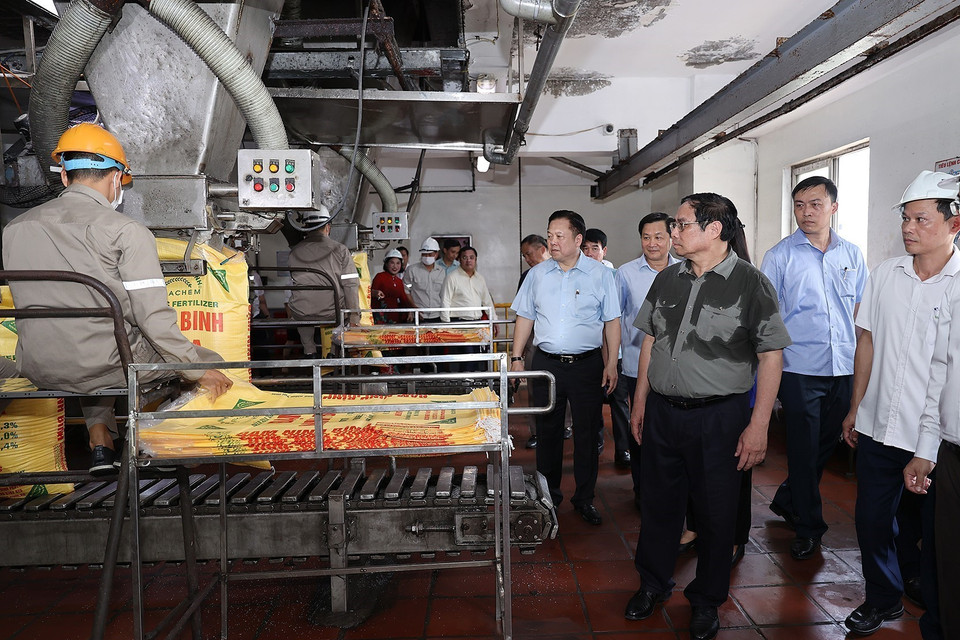 Thủ tướng Phạm Minh Chính thăm dây chuyền đóng bao phân bón Ure của Nhà máy Đạm Ninh Bình. Thủ tướng Phạm Minh Chính thăm dây chuyền đóng bao phân bón Ure của Nhà máy Đạm Ninh Bình. (Ảnh: Dương Giang/TTXVN)