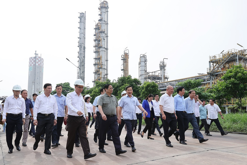 Thủ tướng Phạm Minh Chính kiểm tra hoạt động của Nhà máy Đạm Ninh Bình. (Ảnh: Dương Giang/TTXVN)