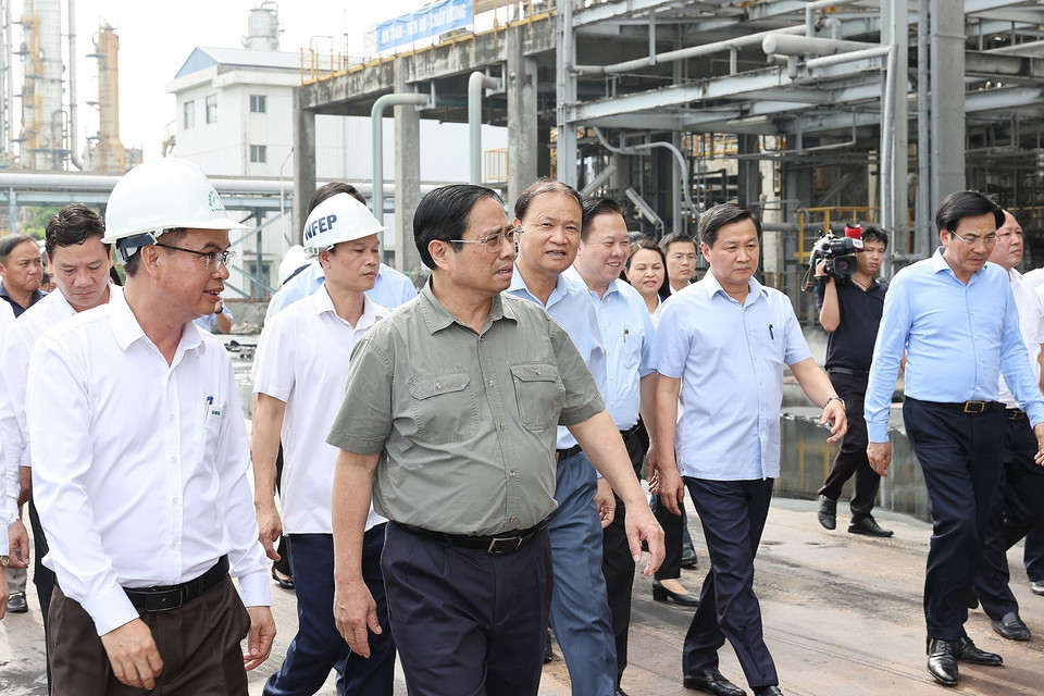 Thủ tướng Phạm Minh Chính kiểm tra hoạt động của Nhà máy Đạm Ninh Bình. (Ảnh: Dương Giang/TTXVN)