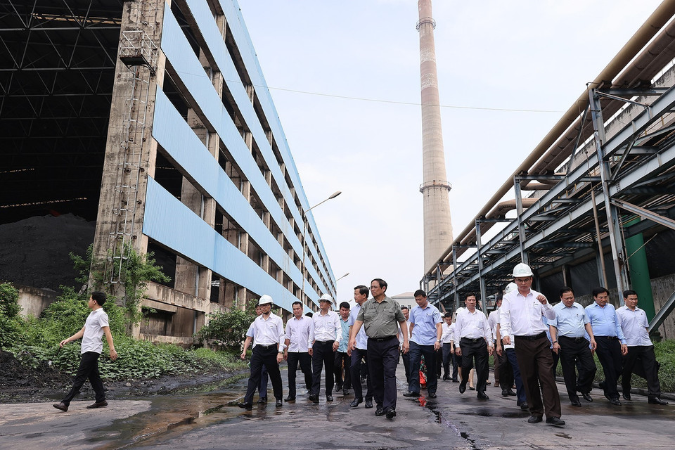 Chiều 13/8, Thủ tướng Phạm Minh Chính đến thăm, kiểm tra hoạt động của Nhà máy Đạm Ninh Bình thuộc Công ty Trách nhiệm hữu hạn Một thành viên Đạm Ninh Bình, tại Khu công nghiệp Khánh Phú, huyện Yên Khánh, tỉnh Ninh Bình. (Ảnh: Dương Giang/TTXVN)