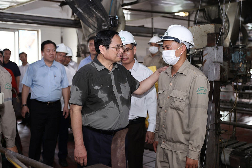 Thủ tướng Phạm Minh Chính thăm hỏi công nhân, người lao động của Nhà máy Đạm Ninh Bình. (Ảnh: Dương Giang/TTXVN)