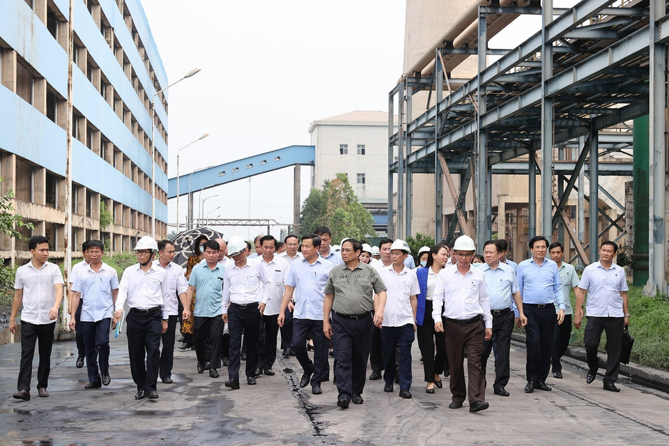 Thủ tướng Phạm Minh Chính kiểm tra hoạt động của Nhà máy Đạm Ninh Bình. (Ảnh: Dương Giang/TTXVN)