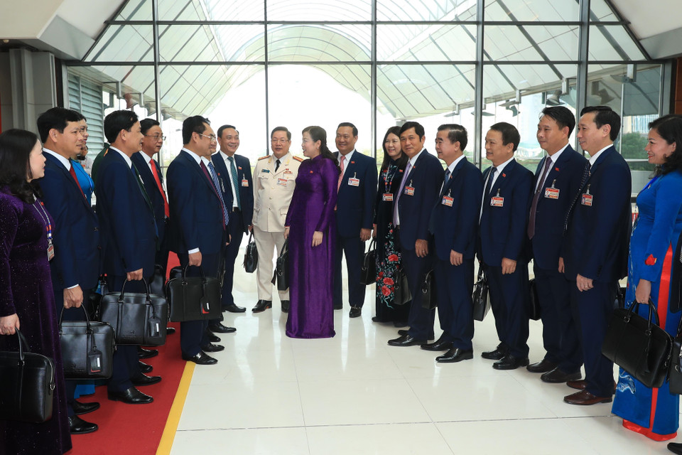 Đoàn đại biểu Đảng bộ tỉnh Thái Nguyên trao đổi trước khi bước vào phiên họp chiều 27/1/2021. (Nguồn: TTXVN)