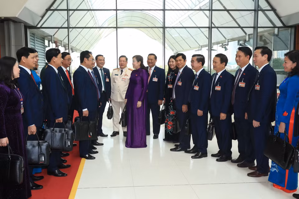 Đoàn đại biểu Đảng bộ tỉnh Thái Nguyên trao đổi trước khi bước vào phiên họp chiều 27/1/2021. (Nguồn: TTXVN)