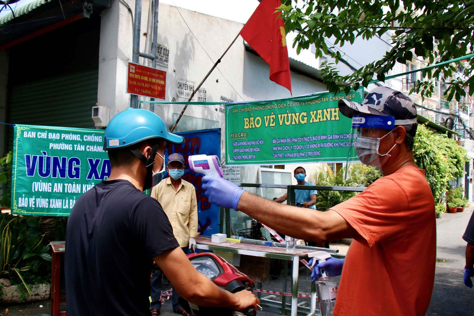 Thanh niên phường Tân Chánh Hiệp, quận 12, tăng cường chốt chặn, ngăn ngừa phòng dịch bảo vệ vùng xanh. (Ảnh: Thanh Vũ/TTXVN)