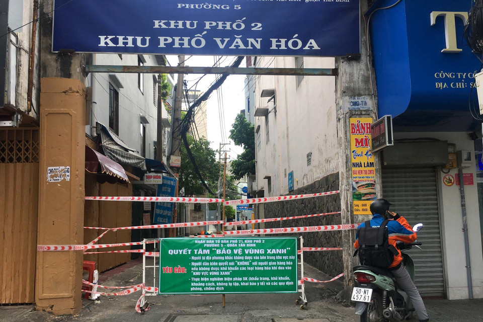 Nhân dân khu phố 2, phường 5, quận Tân Bình, lập rào chắn bảo vệ vùng xanh, không cho người lạ vào khu vực an toàn. (Ảnh: Thanh Vũ/TTXVN)