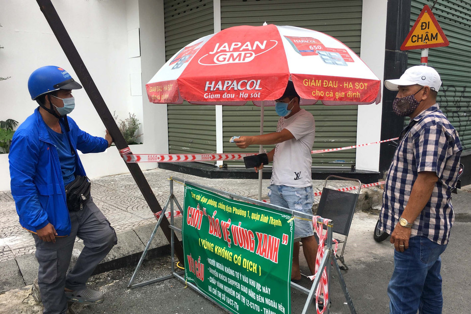 Chốt bảo vệ vùng xanh, không cho người lạ vào trong hẻm 26 đường Lê Văn Duyệt, phường 1, quận Bình Thạnh. (Ảnh: Thanh Vũ/TTXVN)