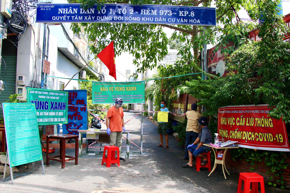 Thanh niên phường Tân Chánh Hiệp, quận 12, tăng cường chốt chặn, ngăn ngừa phòng dịch bảo vệ vùng xanh. (Ảnh: Thanh Vũ/TTXVN)