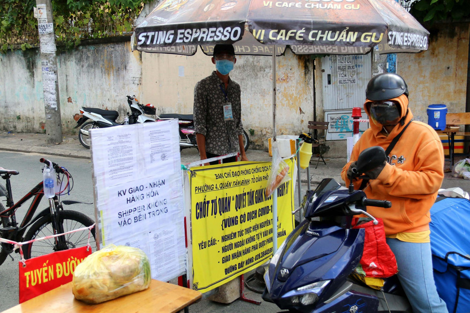 Nhân dân địa phương cắt cử người trực bảo vệ vùng vàng trên đường Lê Bình, quận Tân Bình. (Ảnh: Thanh Vũ/TTXVN)