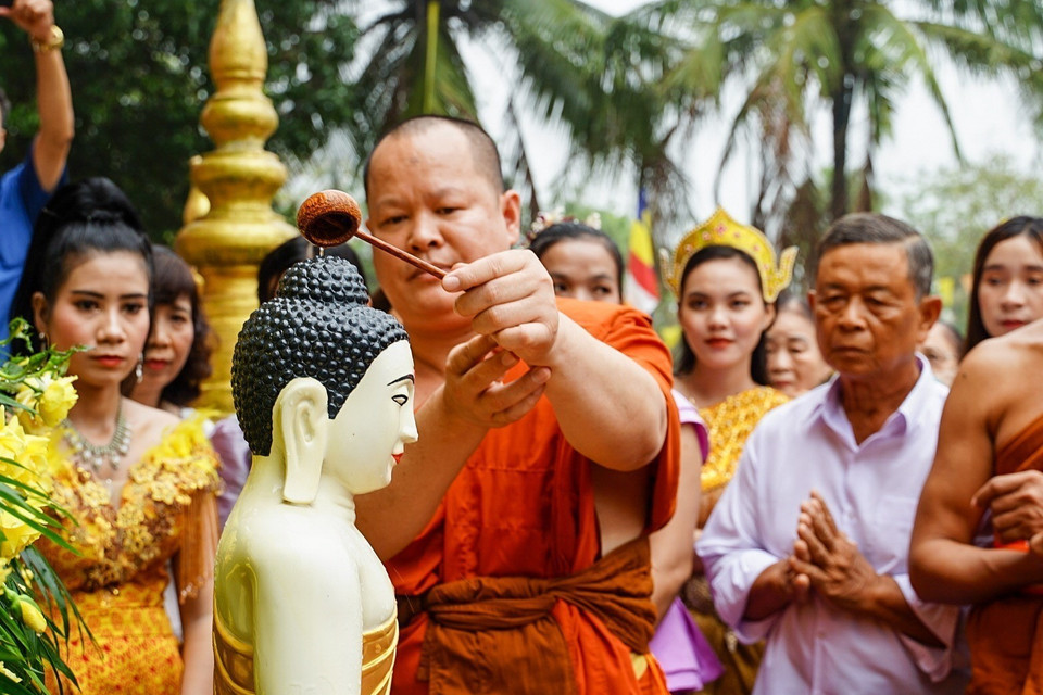 Nghi thức tắm Phật bằng nước ướp hương, gột rửa những điều không may mắn trong năm cũ để sang năm mới mọi sự được như ý. (Ảnh: Tuấn Đức/TTXVN)