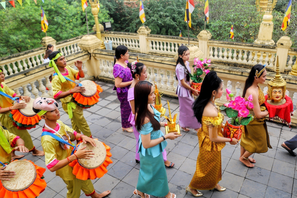 Nghi thức rước thần Kapila quanh chính điện 3 vòng để làm lễ mừng năm mới. (Ảnh: Tuấn Đức/TTXVN)