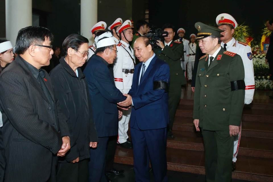 Thủ tướng Chính phủ Nguyễn Xuân Phúc chia buồn với gia đình 3 liệt sỹ. (Ảnh: Doãn Tấn/TTXVN)