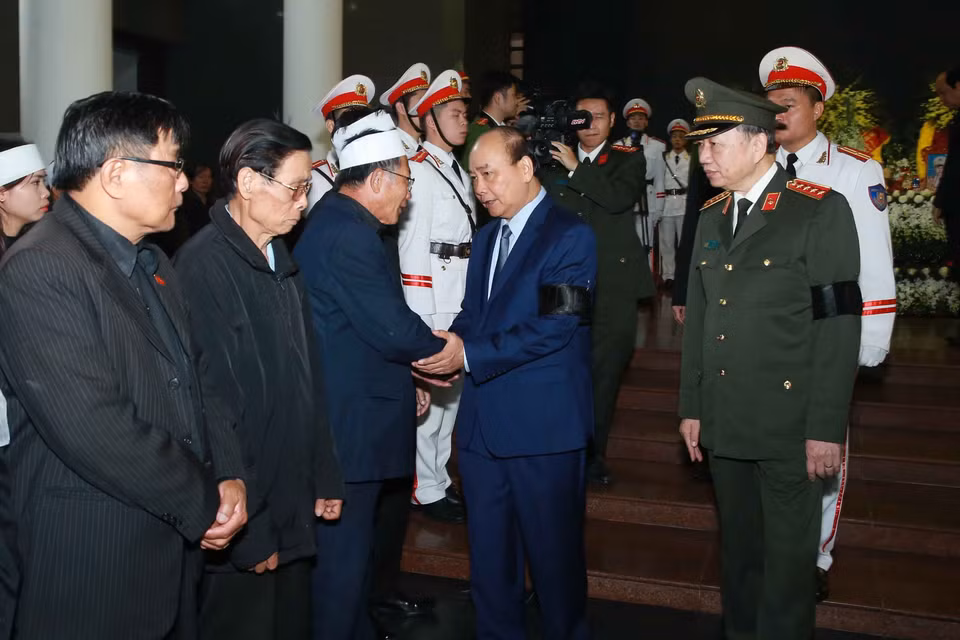 Thủ tướng Chính phủ Nguyễn Xuân Phúc chia buồn với gia đình 3 liệt sỹ. (Ảnh: Doãn Tấn/TTXVN)