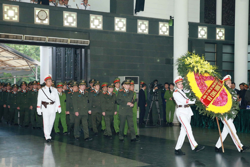 Đoàn đại biểu Đảng ủy Công an Trung ương và Bộ Công an do Đại tướng Tô Lâm, Ủy viên Bộ Chính trị, Bí thư Đảng ủy Công an Trung ương, Bộ trưởng Bộ Công an làm trưởng đoàn vào viếng 3 liệt sỹ Công an nhân dân hy sinh tại Đồng Tâm. (Ảnh: Doãn Tấn/TTVXN)