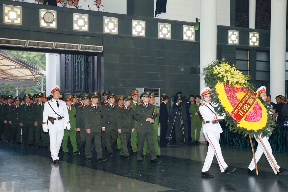 Đoàn đại biểu Đảng ủy Công an Trung ương và Bộ Công an do Đại tướng Tô Lâm, Ủy viên Bộ Chính trị, Bí thư Đảng ủy Công an Trung ương, Bộ trưởng Bộ Công an làm trưởng đoàn vào viếng 3 liệt sỹ Công an nhân dân hy sinh tại Đồng Tâm. (Ảnh: Doãn Tấn/TTVXN)