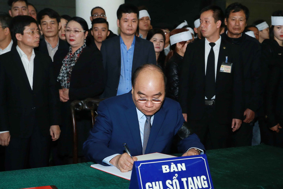 Thủ tướng Nguyễn Xuân Phúc viết sổ tang. (Ảnh: Doãn Tấn/TTXVN)