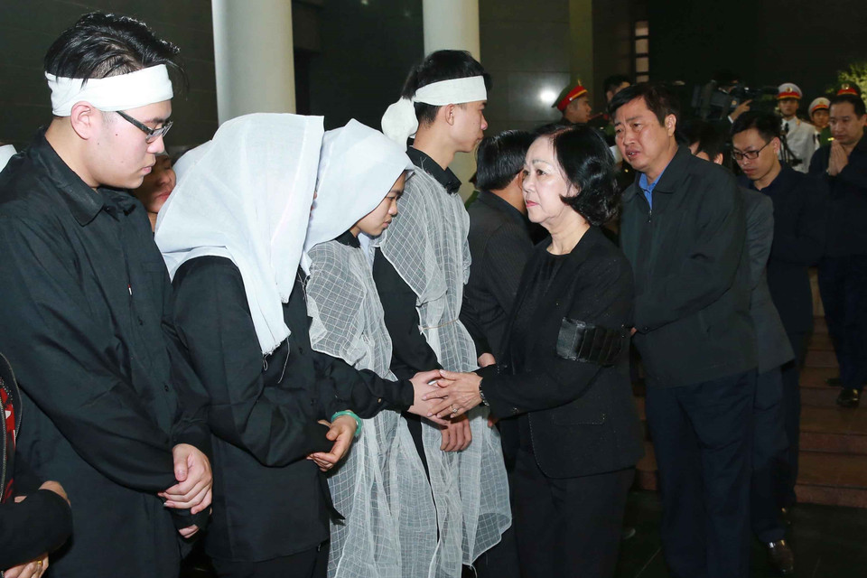 Bà Trương Thị Mai, Ủy viên Bộ Chính Trị, Bí thư Trung ương Đảng, Trưởng Ban Dân vận Trung ương đến viếng và chia buồn với gia đình 3 liệt sỹ Công an nhân dân hy sinh tại Đồng Tâm. (Ảnh: Doãn Tấn/TTXVN)