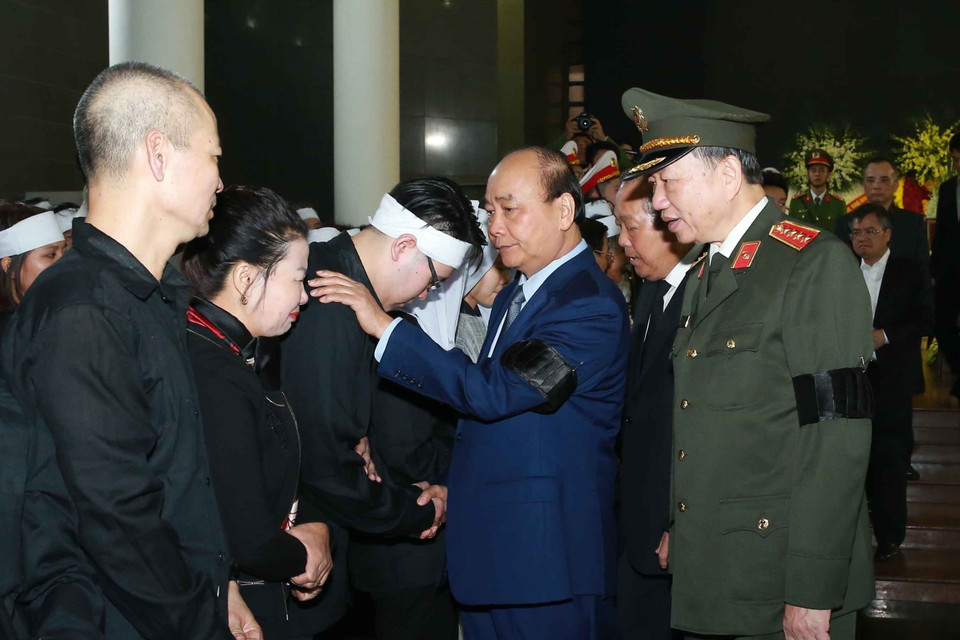 Thủ tướng Chính phủ Nguyễn Xuân Phúc chia buồn với gia đình 3 liệt sỹ. (Ảnh: Doãn Tấn/TTXVN)