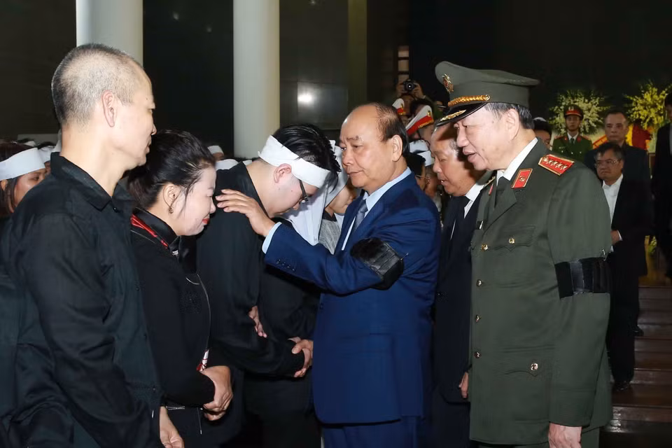 Thủ tướng Chính phủ Nguyễn Xuân Phúc chia buồn với gia đình 3 liệt sỹ. (Ảnh: Doãn Tấn/TTXVN)