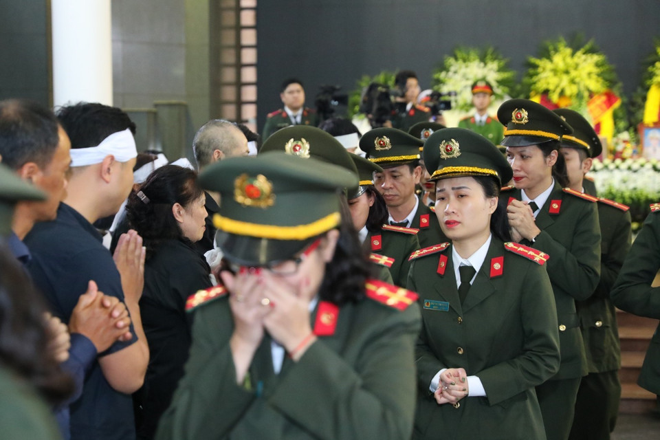 Những hình ảnh xúc động tại Lễ tang 3 liệt sỹ Công an nhân dân hy sinh tại Đồng Tâm. (Ảnh: Thành Đạt/TTXVN)