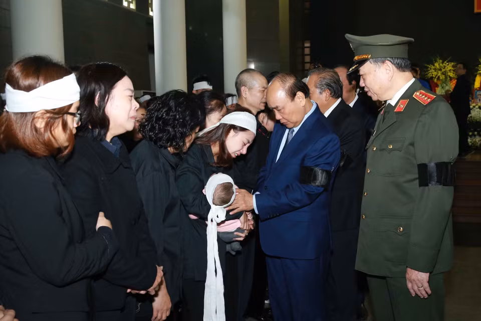Thủ tướng Chính phủ Nguyễn Xuân Phúc chia buồn với gia đình 3 liệt sỹ. (Ảnh: Doãn Tấn/TTXVN)