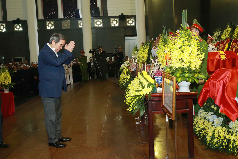 Đoàn đại biểu Ban Kinh tế Trung ương do đồng chí Nguyễn Văn Bình, Ủy viên Bộ Chính trị, Trưởng Ban Kinh tế Trung ương làm trưởng đoàn vào viếng và chia buồn với gia đình 3 liệt sỹ Công an nhân dân hy sinh tại Đồng Tâm. (Ảnh: Doãn Tấn/TTXVN)