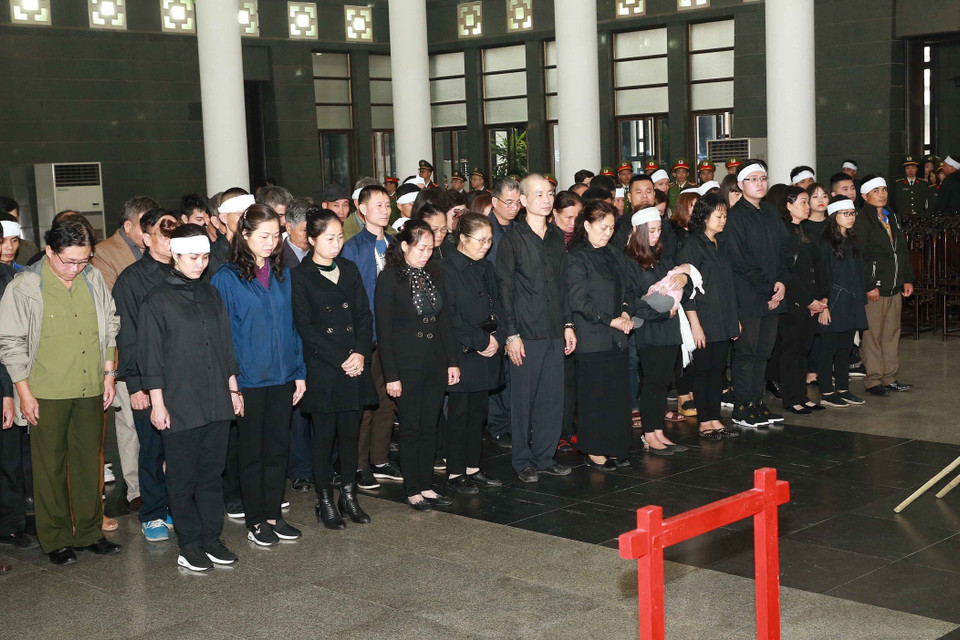 Đại diện gia đình bên nội, ngoại 3 liệt sỹ hy sinh tại Đồng Tâm vào viếng. (Ảnh: Doãn Tấn/TTXVN)