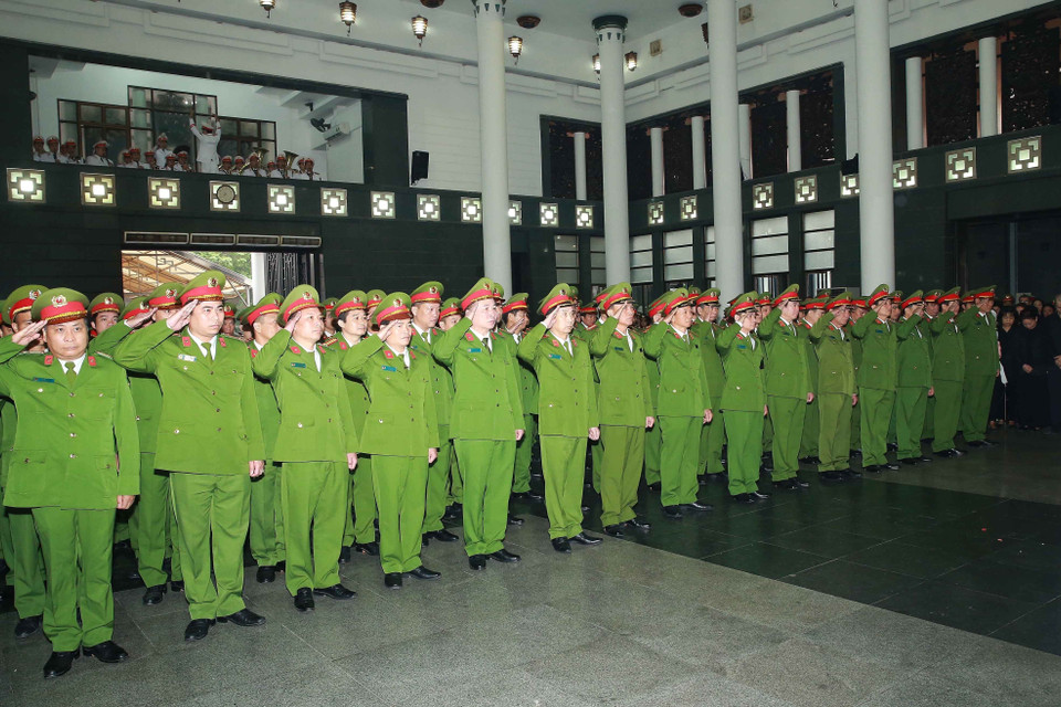 Đoàn đại biểu Bộ Tư lệnh Cảnh sát cơ động, Bộ Công an do Trung tướng Phạm Quốc Cương, Tư lệnh Bộ Tư lệnh Cảnh sát cơ động làm trưởng đoàn vào viếng 3 liệt sỹ Công an nhân dân hy sinh tại Đồng Tâm. (Ảnh: Doãn Tấn/TTXVN)