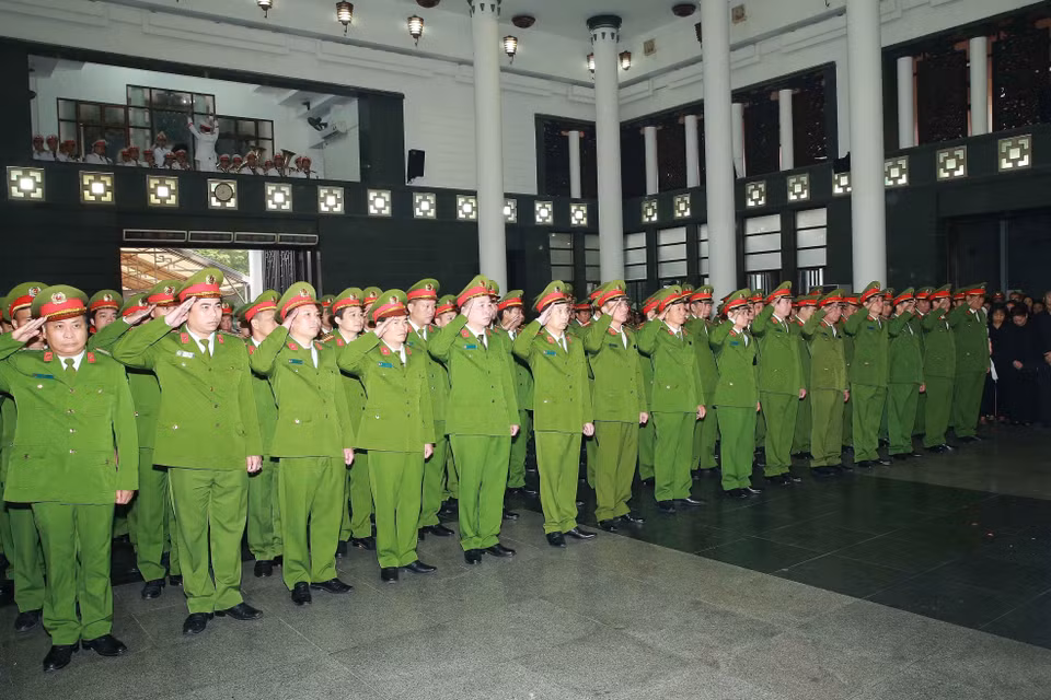 Đoàn đại biểu Bộ Tư lệnh Cảnh sát cơ động, Bộ Công an do Trung tướng Phạm Quốc Cương, Tư lệnh Bộ Tư lệnh Cảnh sát cơ động làm trưởng đoàn vào viếng 3 liệt sỹ Công an nhân dân hy sinh tại Đồng Tâm. (Ảnh: Doãn Tấn/TTXVN)