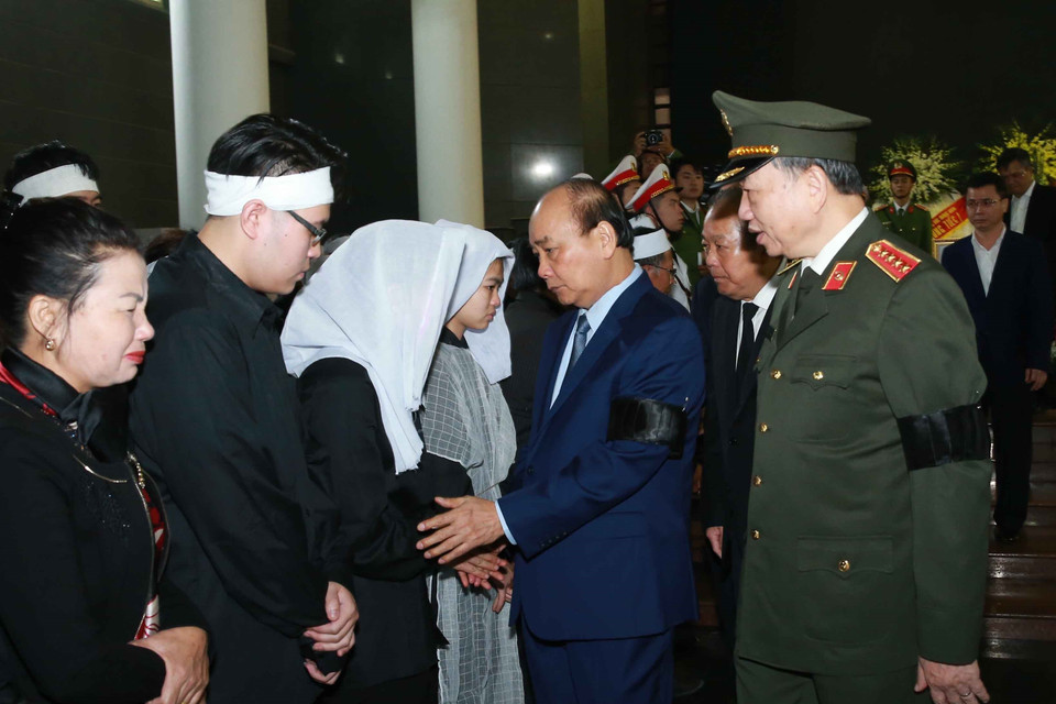 Thủ tướng Chính phủ Nguyễn Xuân Phúc chia buồn với gia đình 3 liệt sỹ. (Ảnh: Doãn Tấn/TTXVN)