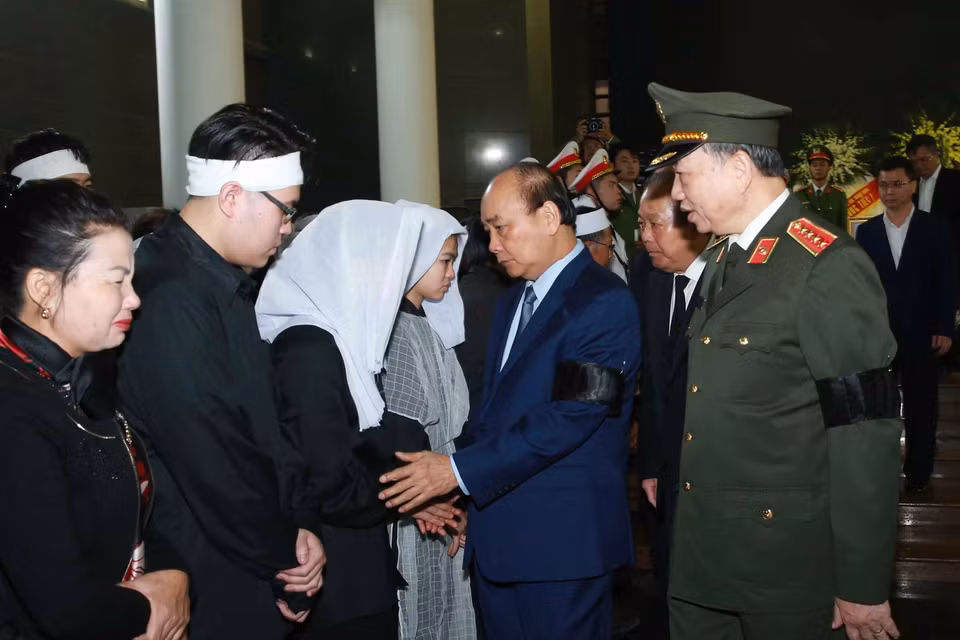 Thủ tướng Chính phủ Nguyễn Xuân Phúc chia buồn với gia đình 3 liệt sỹ. (Ảnh: Doãn Tấn/TTXVN)