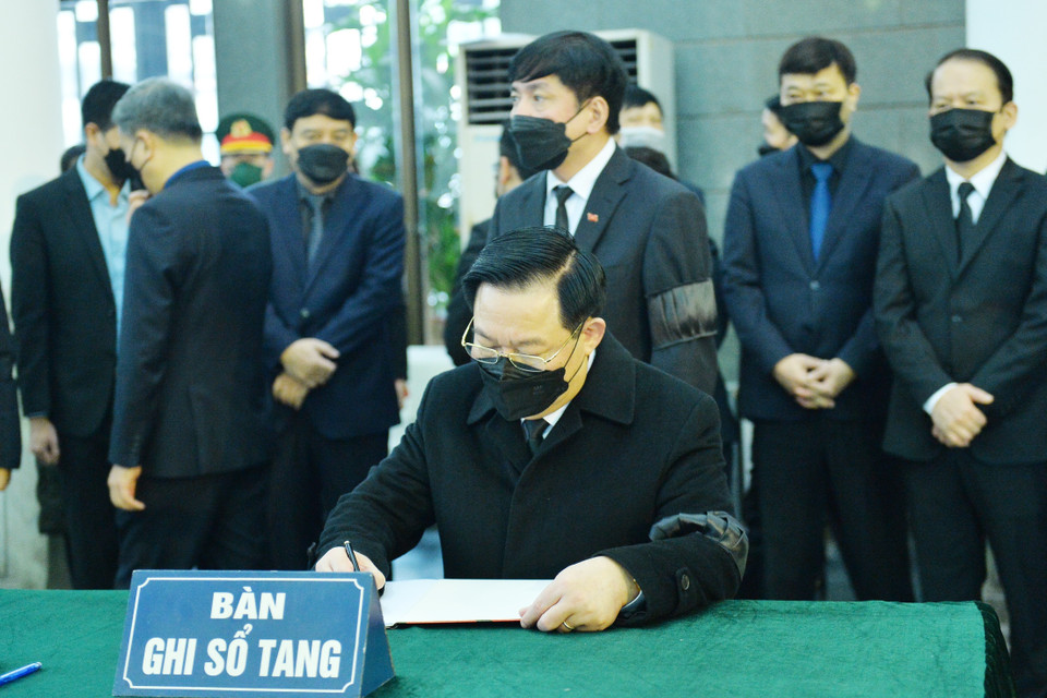 Chủ tịch Quốc hội Vương Đình Huệ ghi sổ tang. (Ảnh: Minh Đức/TTXVN)